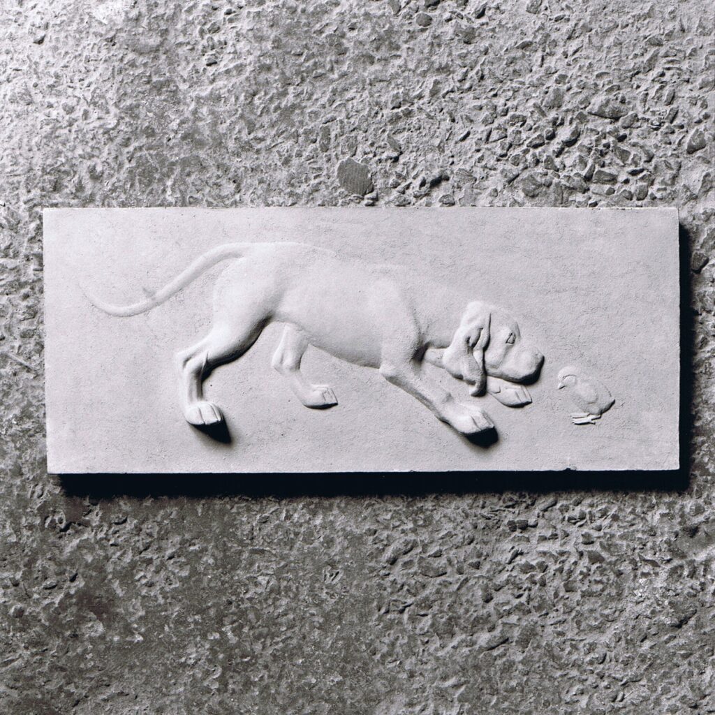 Sculpture terre cuite bas-relief animal chien poussin