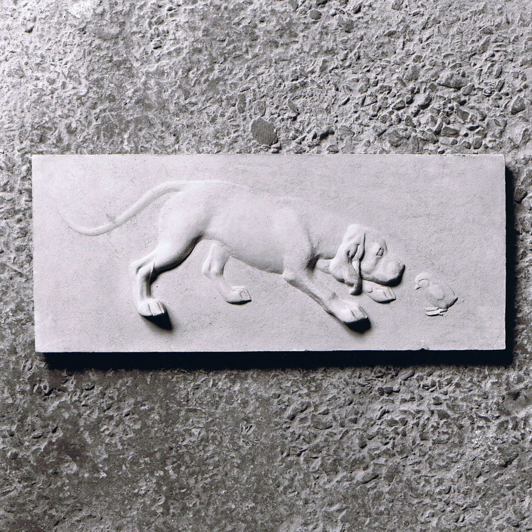 Sculpture terre cuite bas-relief animal chien poussin