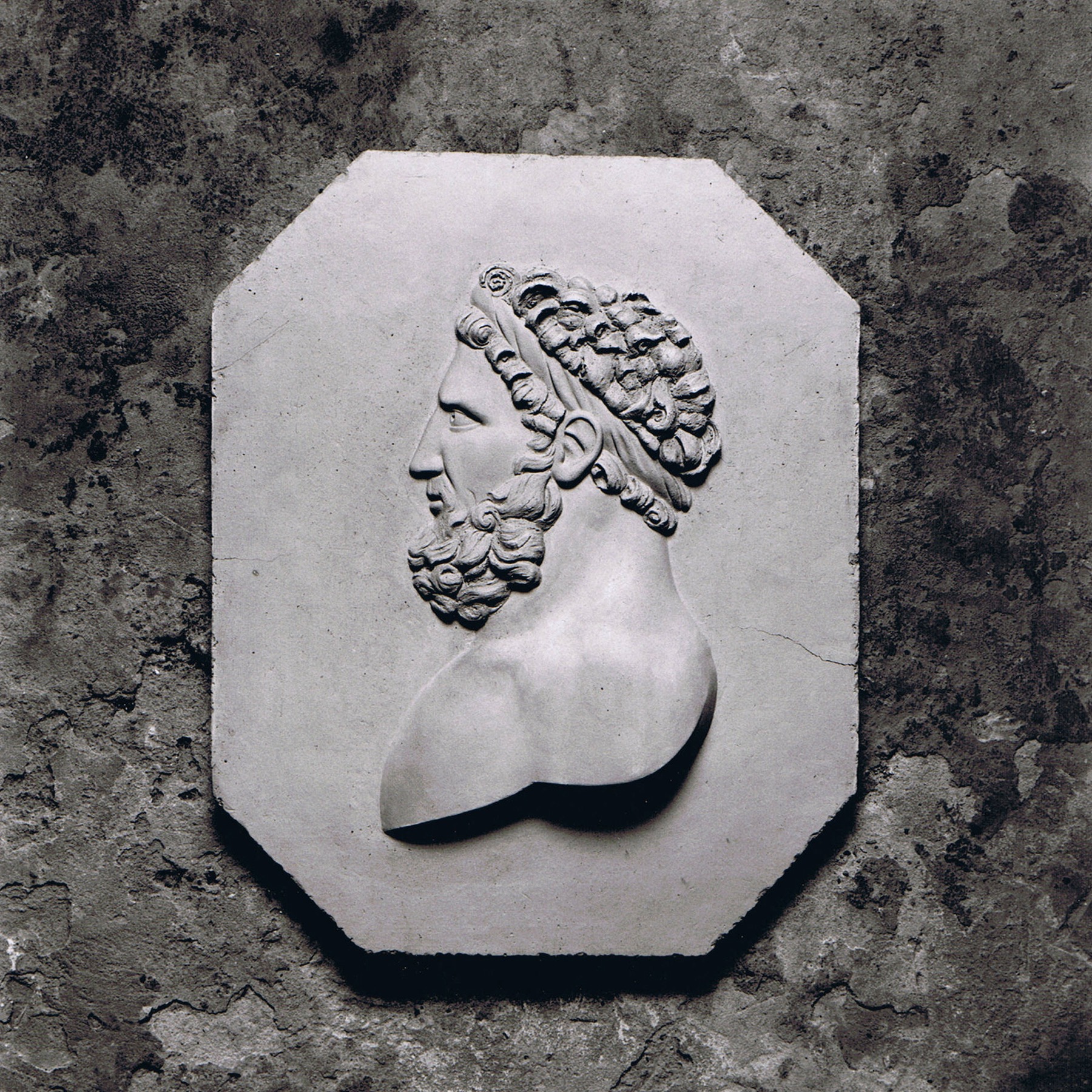 Sculpture terre cuite bas-relief dieu