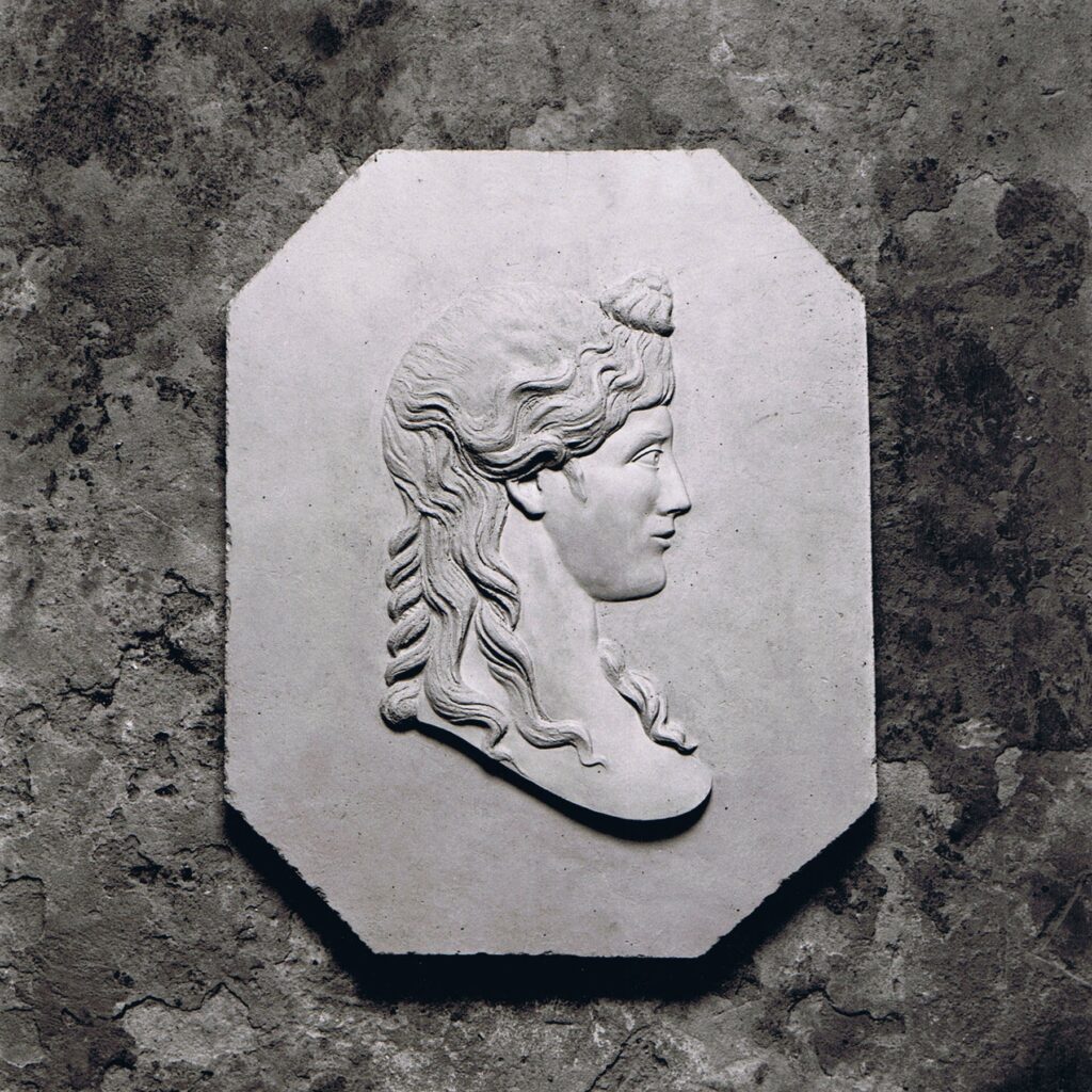 Sculpture terre cuite bas-relief déesse