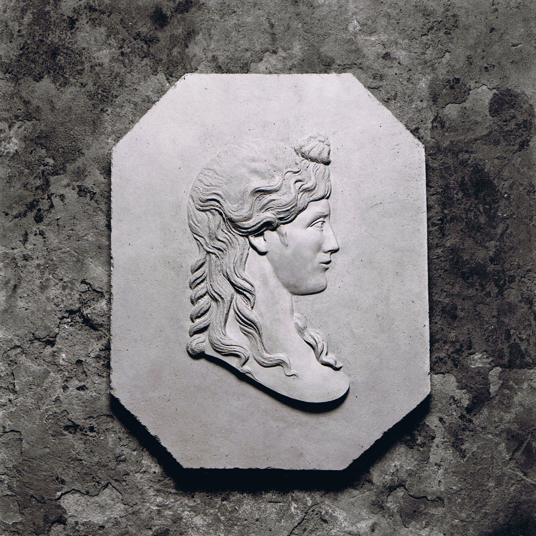 Sculpture terre cuite bas-relief déesse