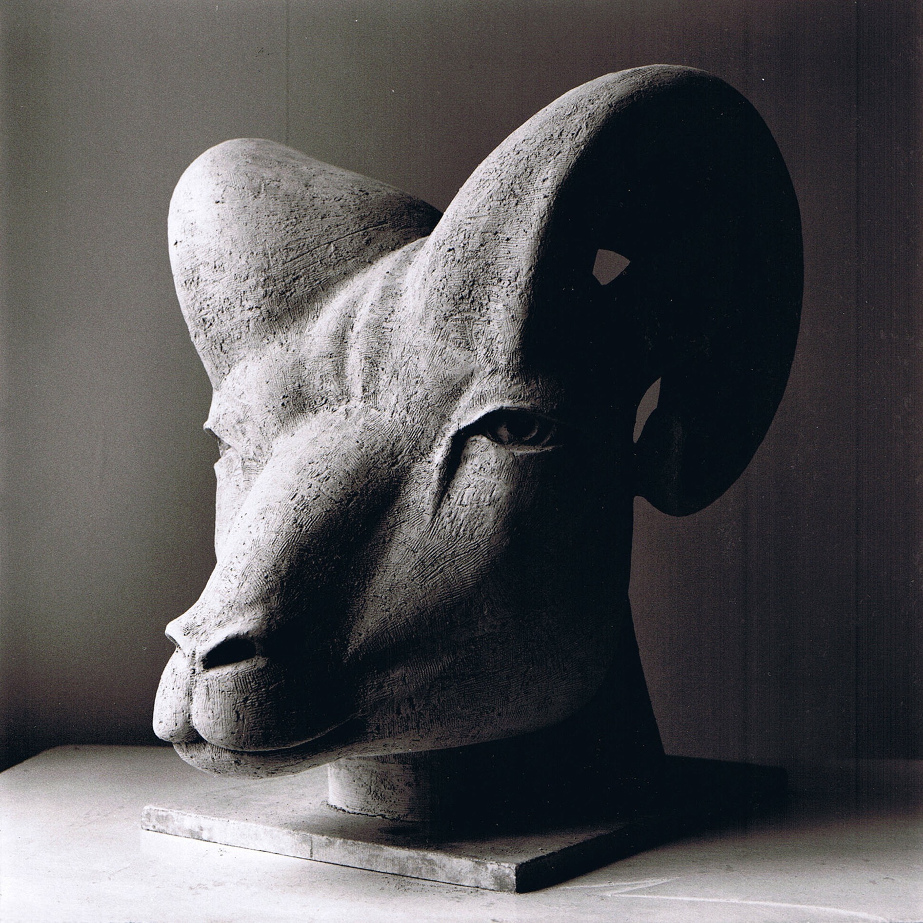 Sculpture terre cuite ronde-bosse tête d’animal bouc