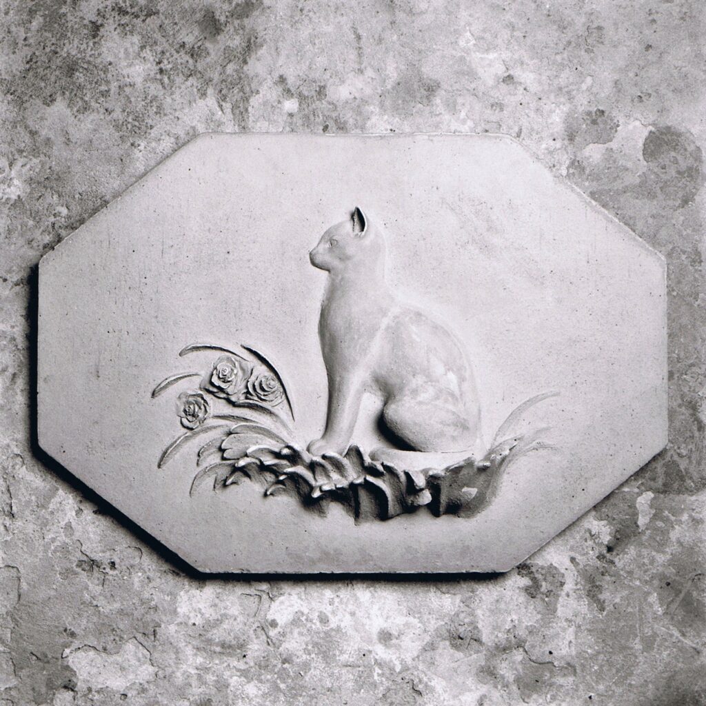 Sculpture terre cuite bas-relief animal chat