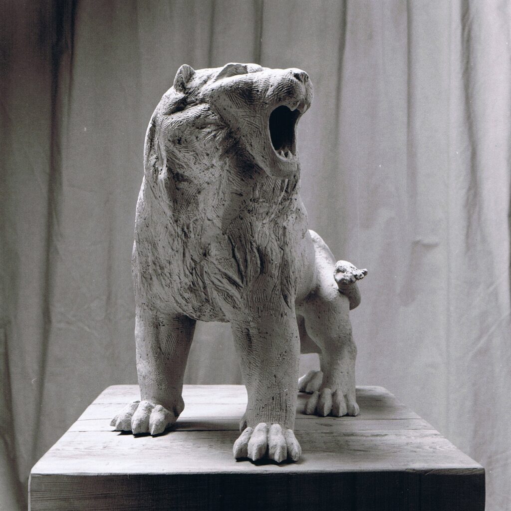 Sculpture terre cuite ronde-bosse animal lion