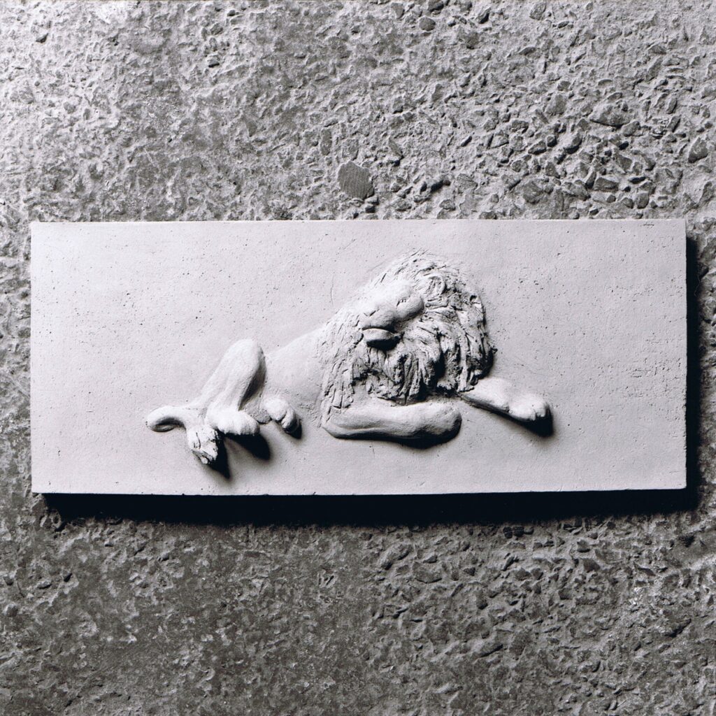 Sculpture terre cuite bas-relief animal lion