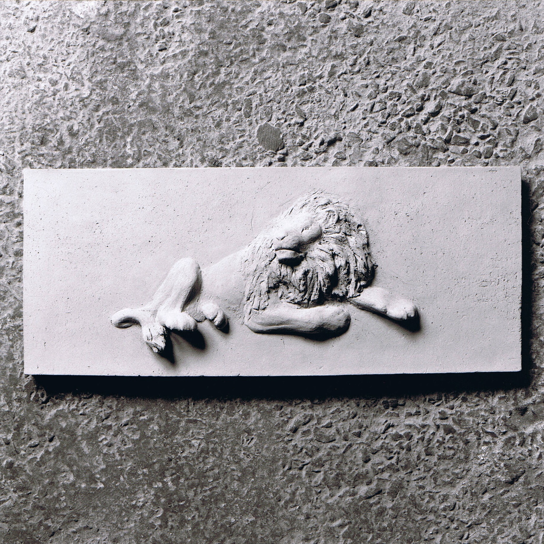 Sculpture terre cuite bas-relief animal lion