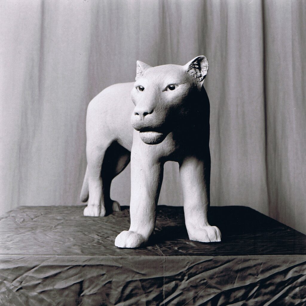 Sculpture terre cuite ronde-bosse animal lionne