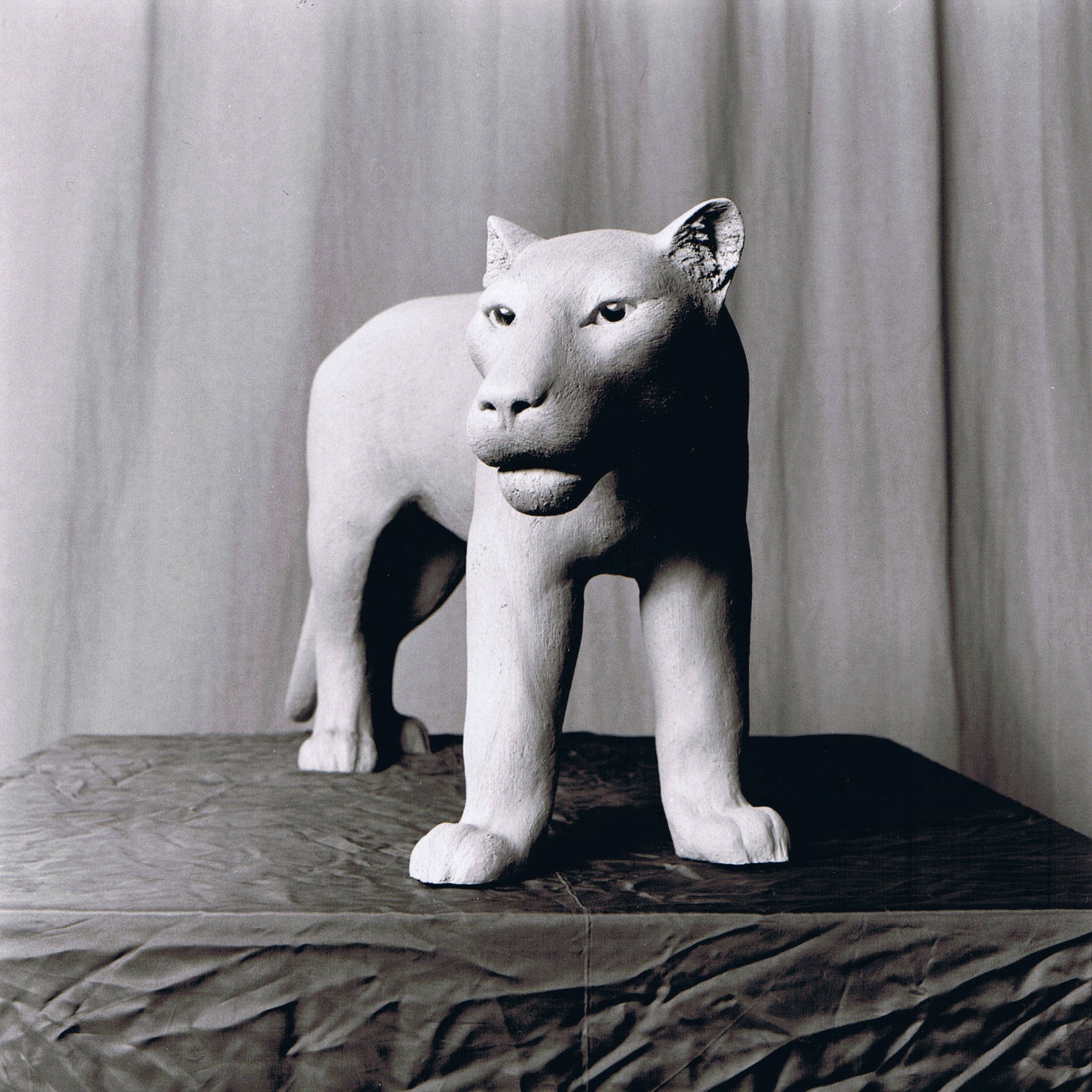 Sculpture terre cuite ronde-bosse animal lionne