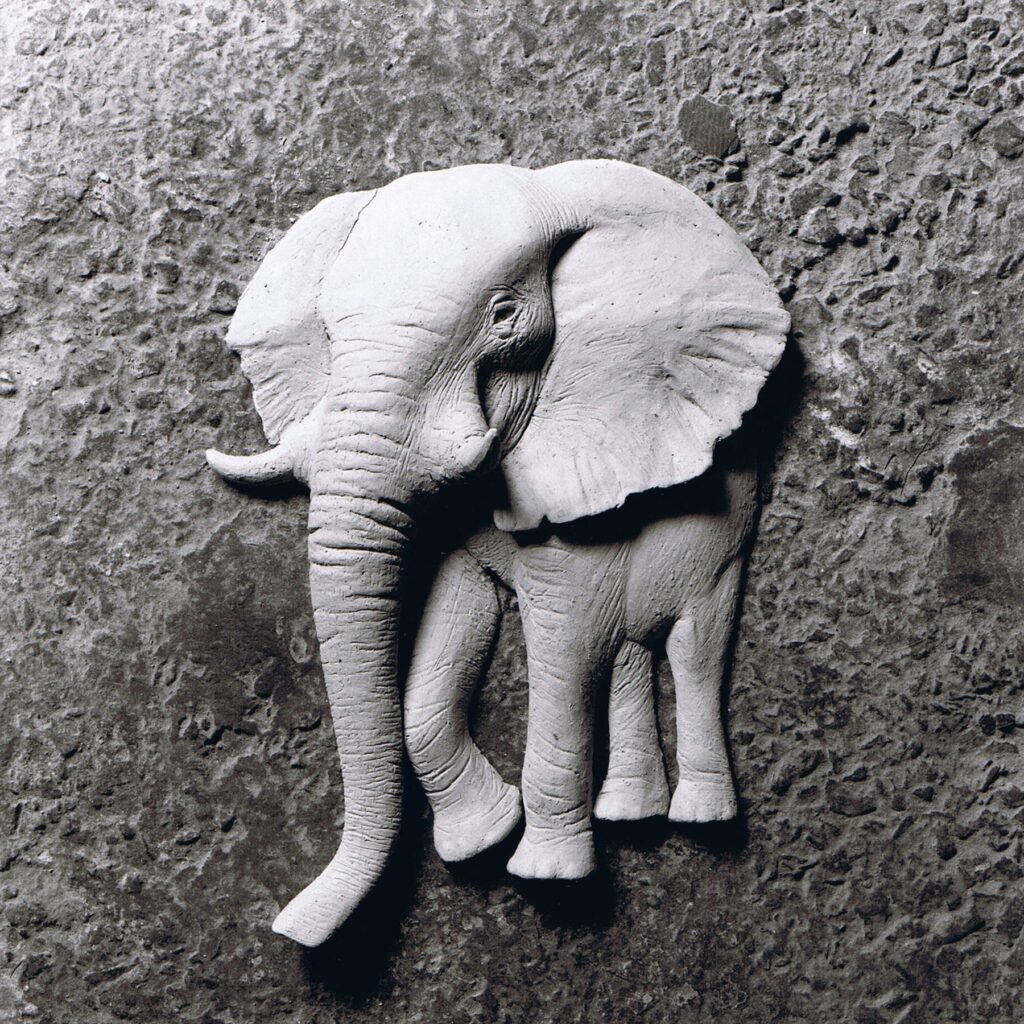 Sculpture terre cuite bas-relief animal éléphant