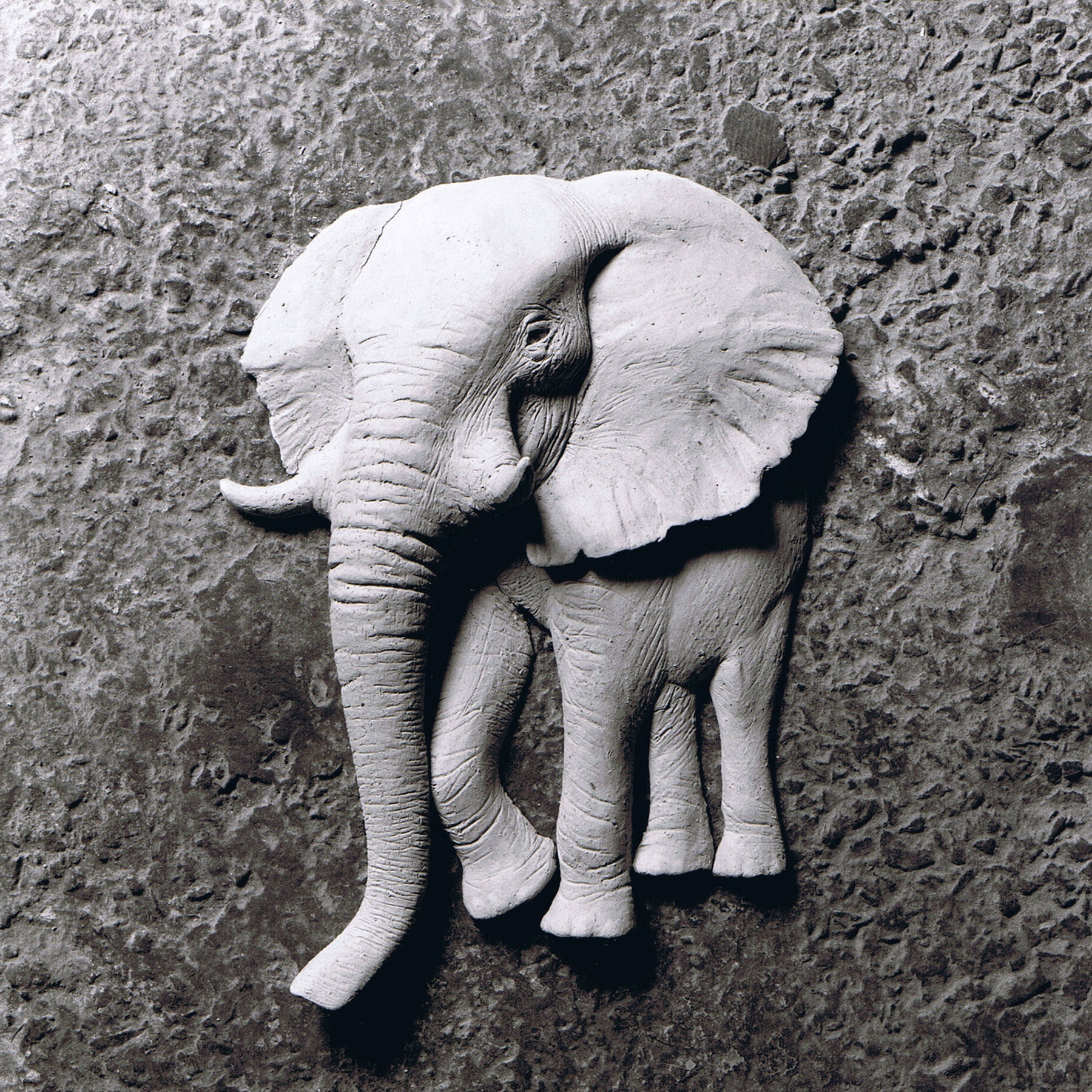 Sculpture terre cuite bas-relief animal éléphant