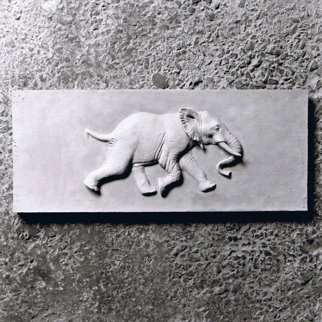 Sculpture terre cuite bas-relief animal éléphant