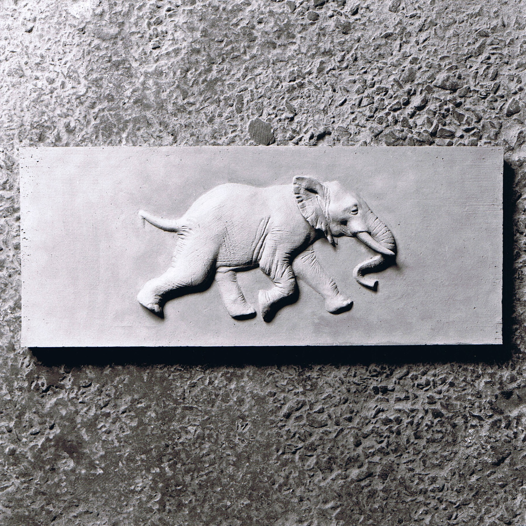 Sculpture terre cuite bas-relief animal éléphant