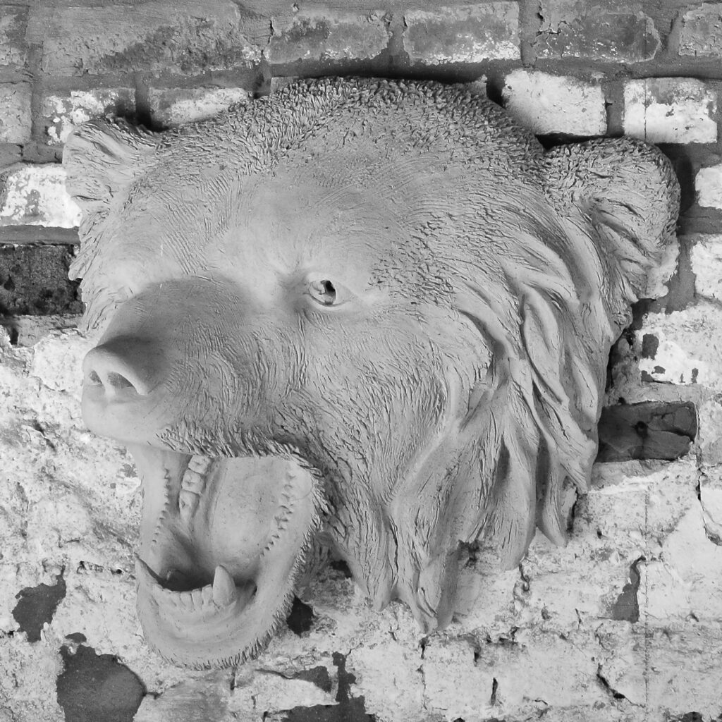 Sculpture terre cuite haut-relief animal tête d’ours