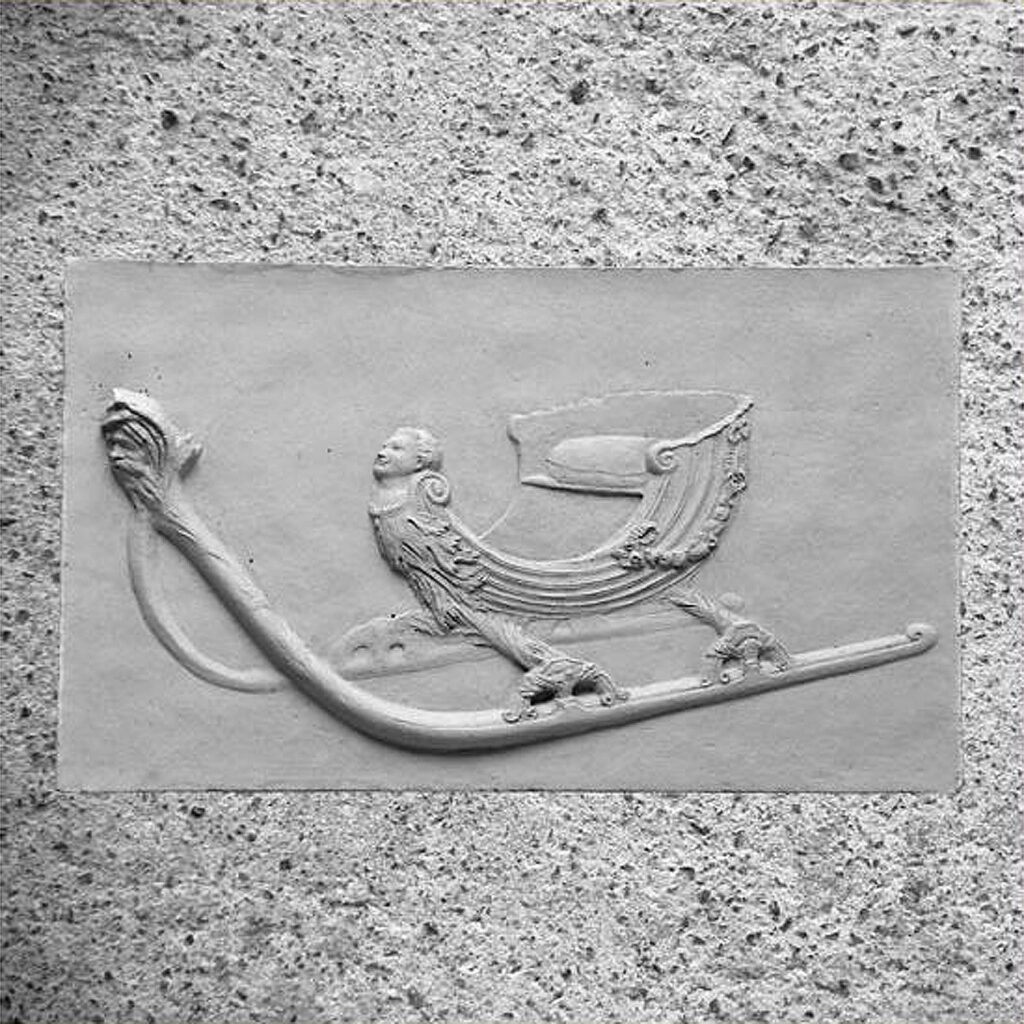 Sculpture terre cuite bas-relief traineau