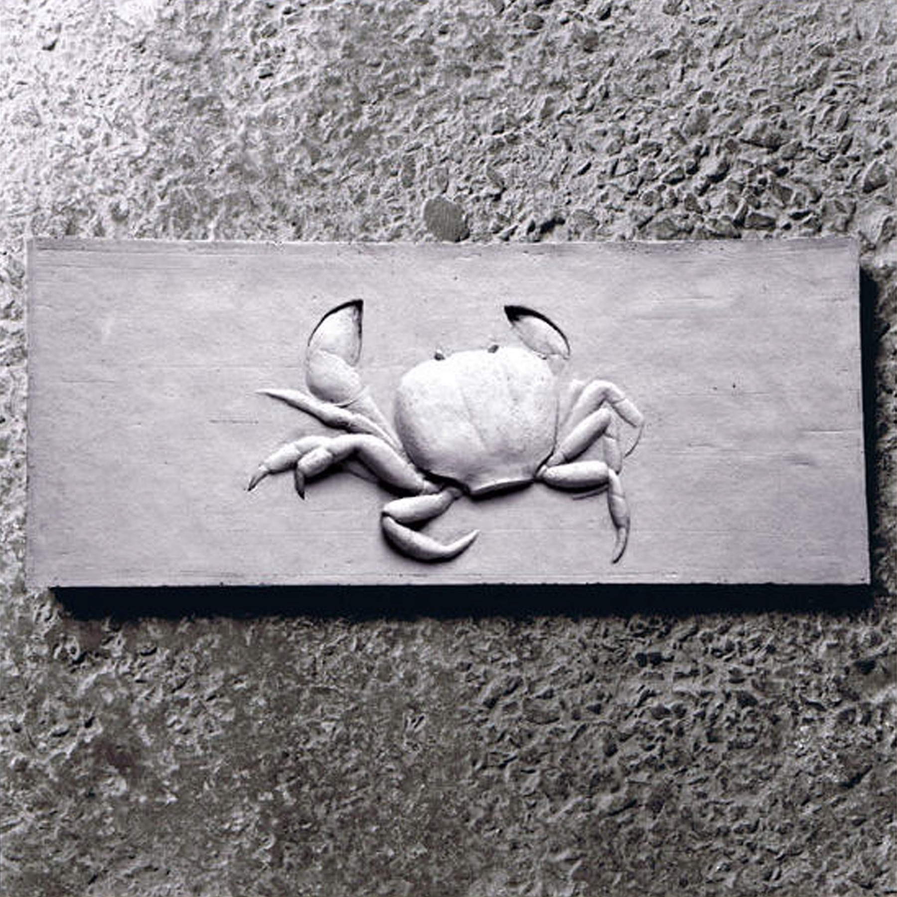 Sculpture terre cuite bas-relief animal crabe