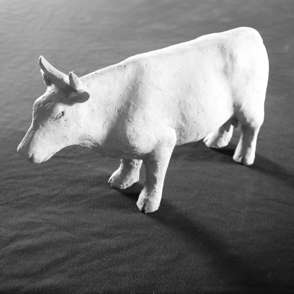 Sculpture terre cuite ronde-bosse animal vache
