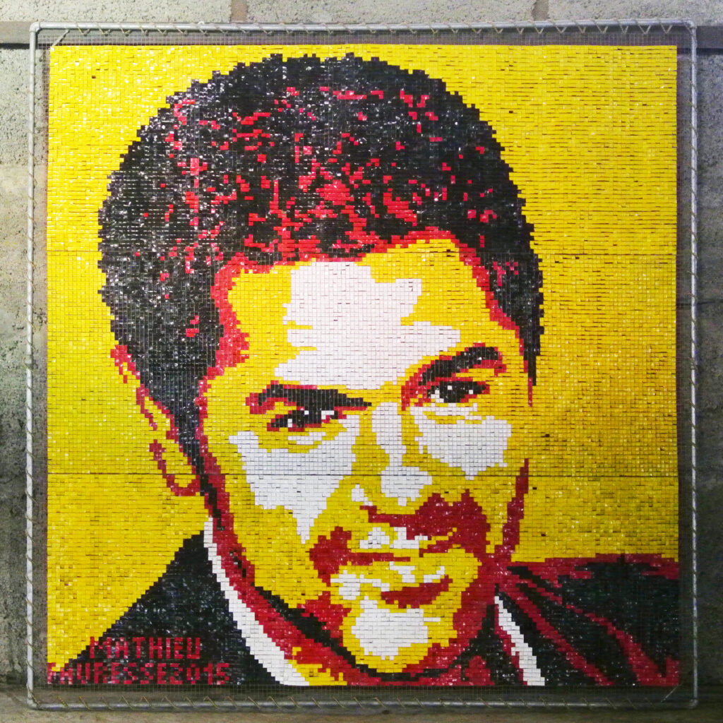 Jamel Debbouze assemblage grillage bandes adhésives